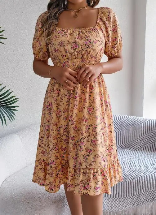 Vestido Feminino Curto Estampado com Decote Quadrado e Mangas Bufantes.