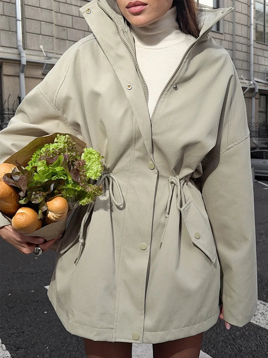 Garb Velluto d’Ottobre – Trench Feminino de Algodão com Gola Alta e Cintura Ajustável.