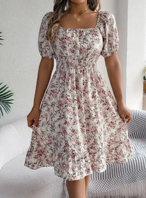 Vestido Feminino Curto Estampado com Decote Quadrado e Mangas Bufantes.