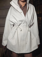 Garb Velluto d’Ottobre – Trench Feminino de Algodão com Gola Alta e Cintura Ajustável.