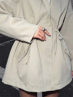 Garb Velluto d’Ottobre – Trench Feminino de Algodão com Gola Alta e Cintura Ajustável.