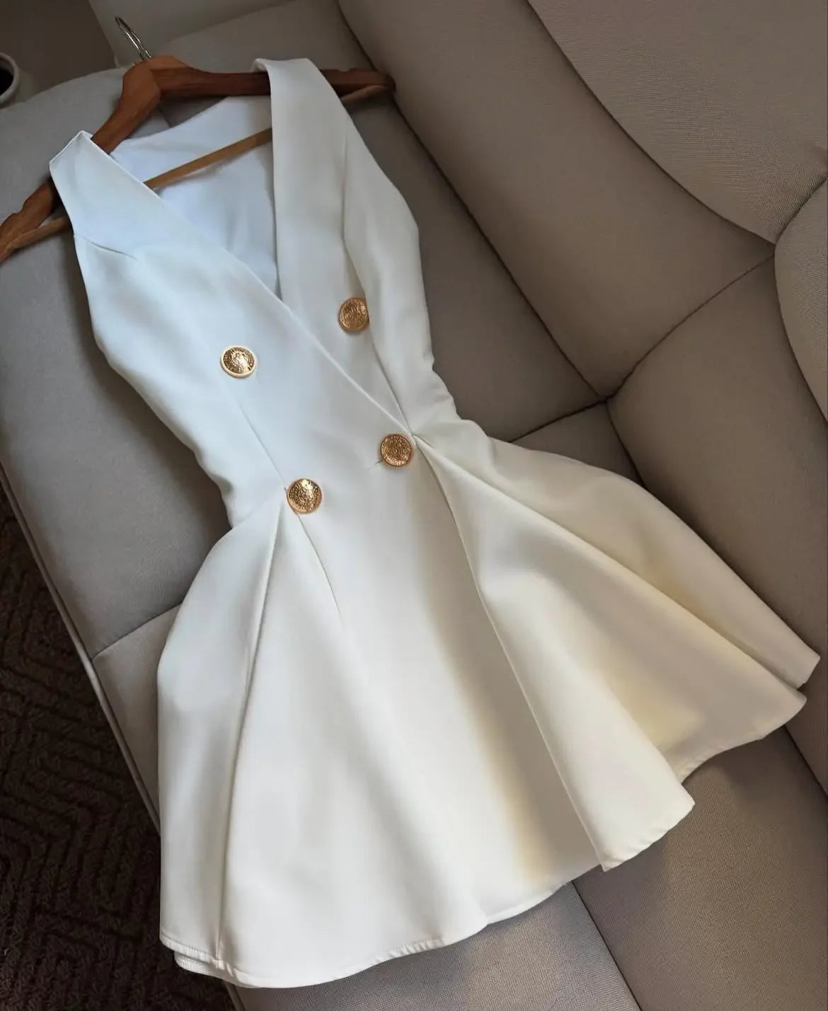 Vestido Mini Cetim Feminino com Decote em V Profundo.