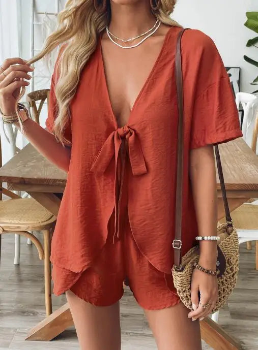 Conjunto Feminino Slim de Verão com Blusa Tricotada e Shorts de Cintura Elástica.