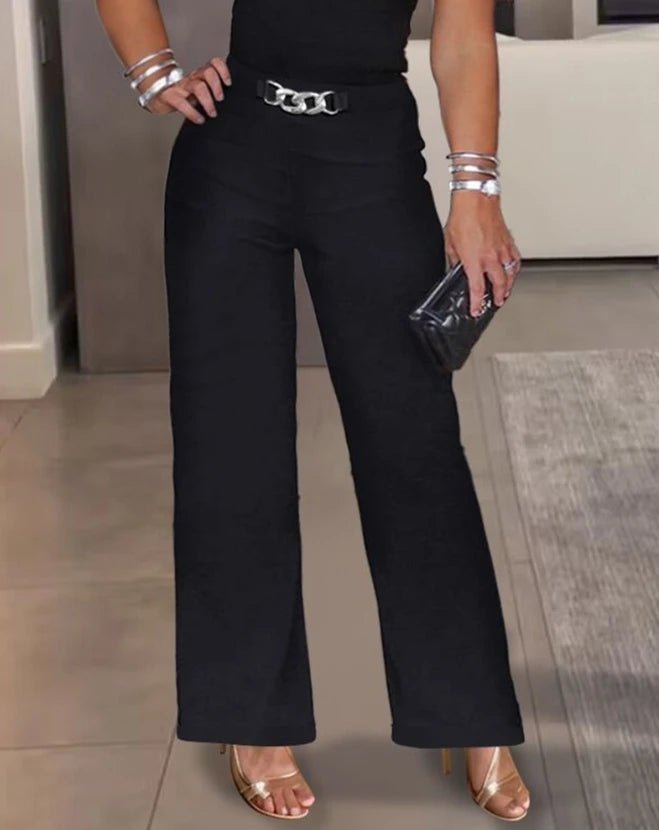 Macacão Feminino Longo Vintage com Detalhes Vazados e Aplique de Cristais.