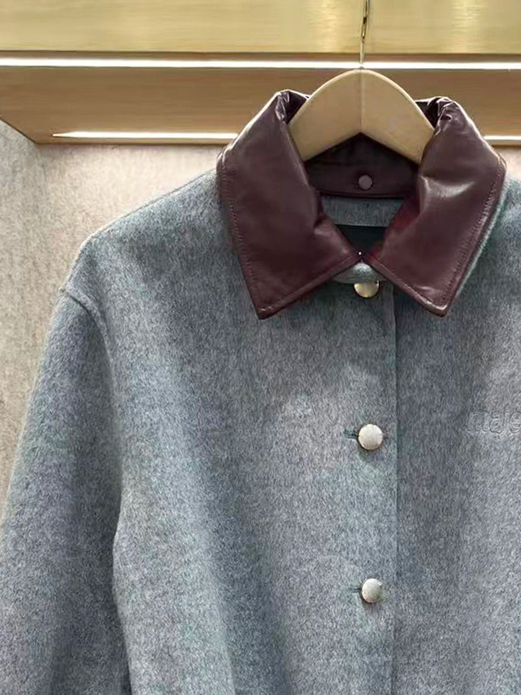 Casaco Feminino em Lã Fina com Gola de Couro Removível e Artesanato Frivolité.