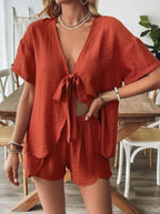 Conjunto Feminino Slim de Verão com Blusa Tricotada e Shorts de Cintura Elástica.