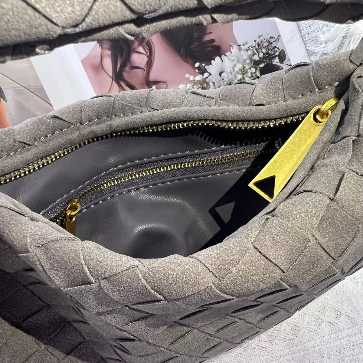 Bolsa Feminina de Seda e Couro Sintético com Design Sofisticado e Funcional