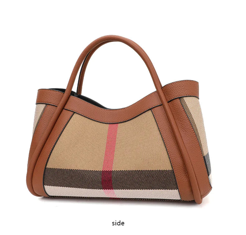 Bolsa Casual em Lona Xadrez com Detalhes em Couro Bovino.