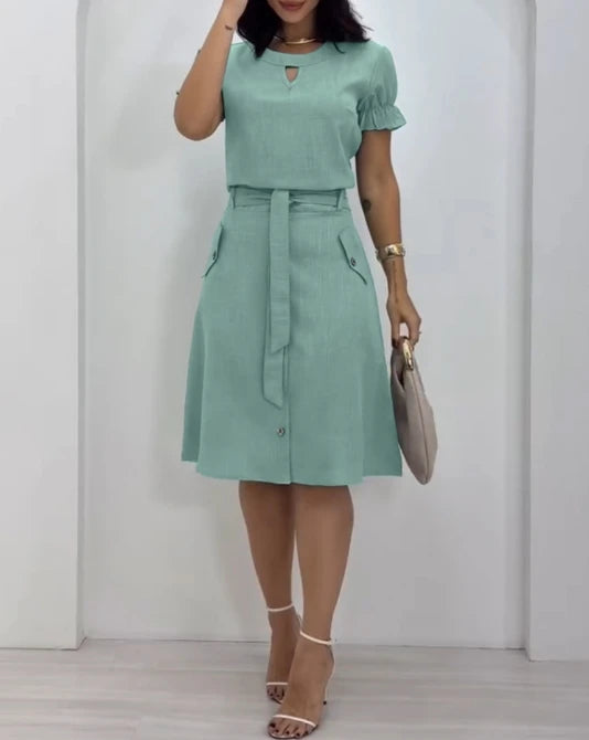 Vestido Feminino Slim em Linha A com Botões Decorativos e Caimento Natural.