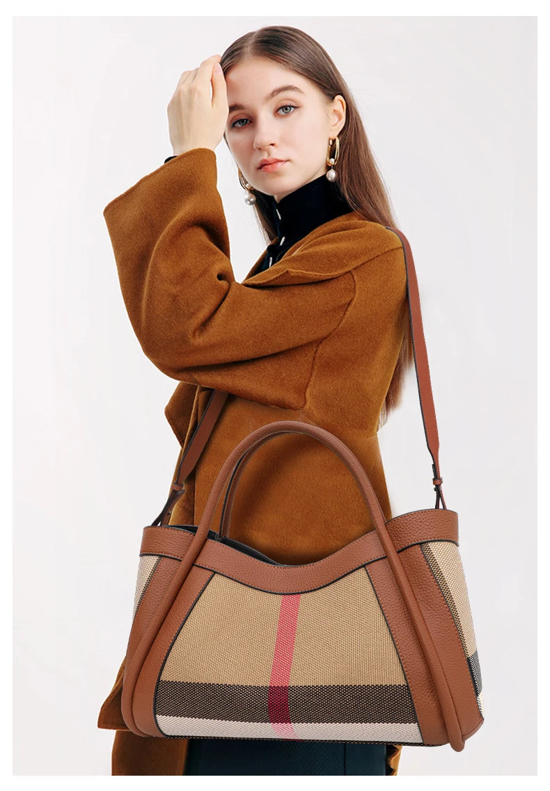Bolsa Casual em Lona Xadrez com Detalhes em Couro Bovino.