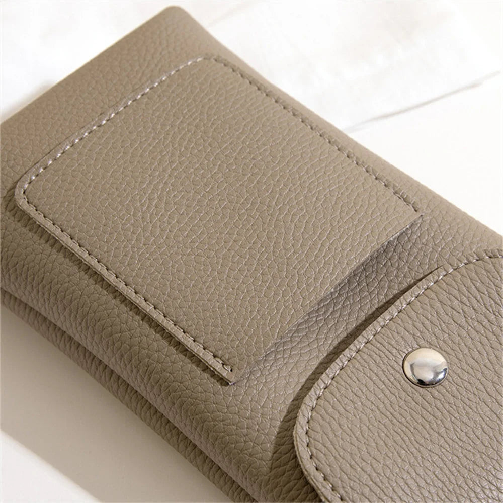 Bolsa Transversal Feminina de Couro Envernizado com Design Envelope Moderno.