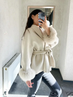 Casaco Feminino Elegante com Gola Dobrável e Amarração na Cintura.