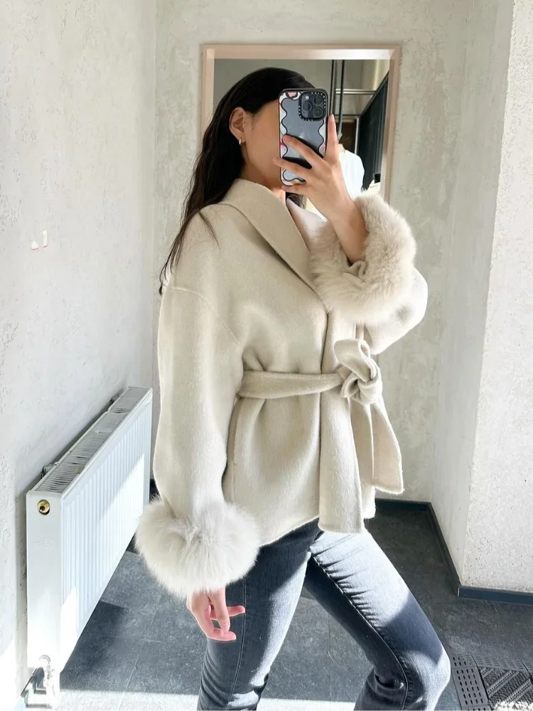 Casaco Feminino Elegante com Gola Dobrável e Amarração na Cintura.