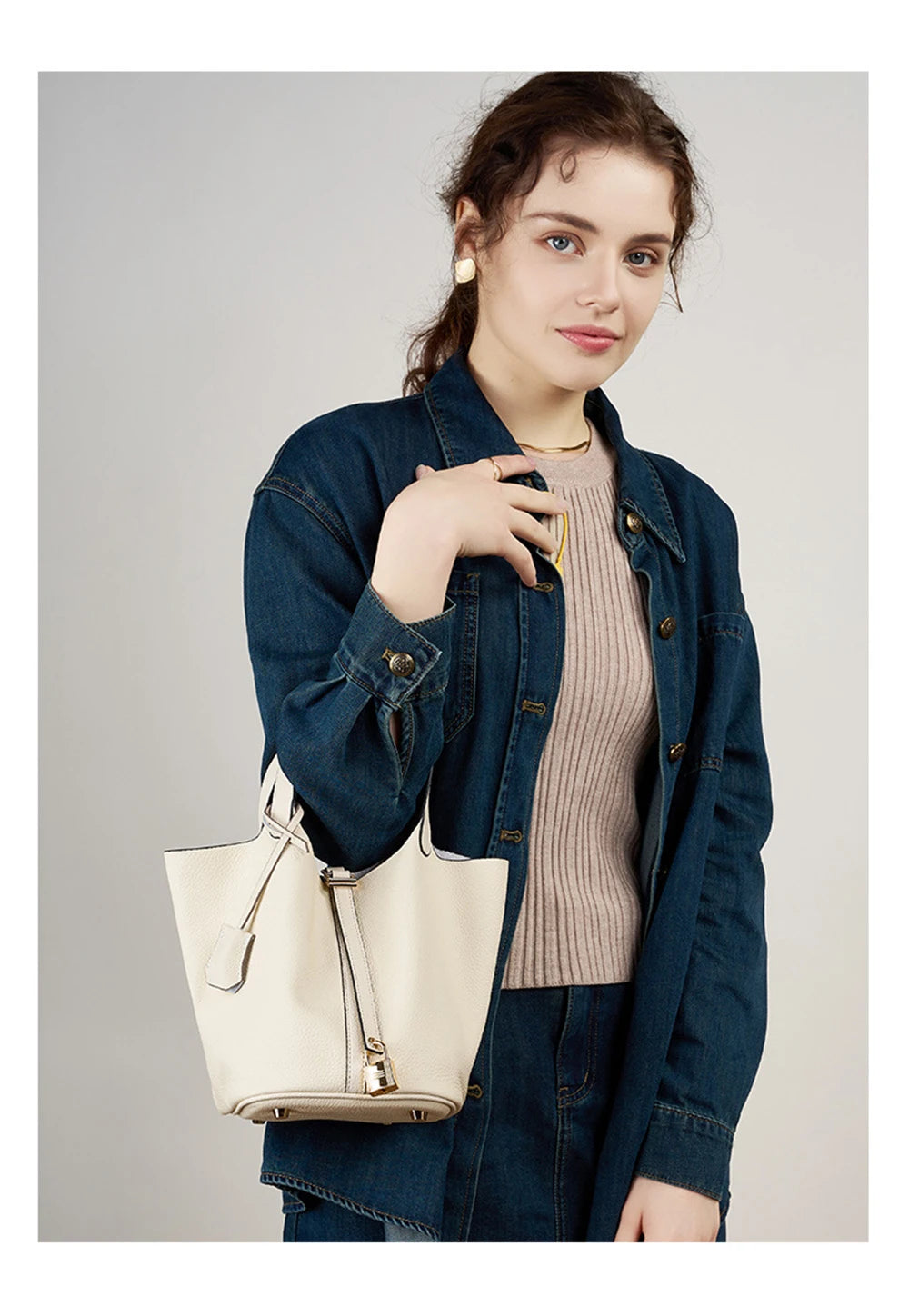 Bolsa Feminina Tipo Balde em Couro Legítimo Premium com Forro em Couro e Acabamento Artesanal