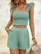 Conjunto Feminino Slim de Verão com Blusa Decote Quadrado e Shorts de Corte Reto.