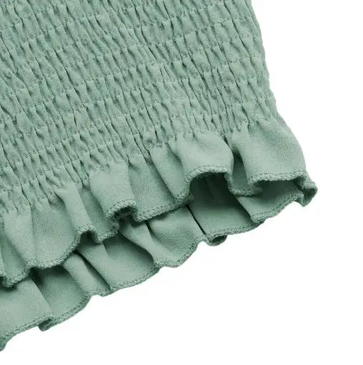 Conjunto Feminino Slim de Verão com Blusa Decote Quadrado e Shorts de Corte Reto.