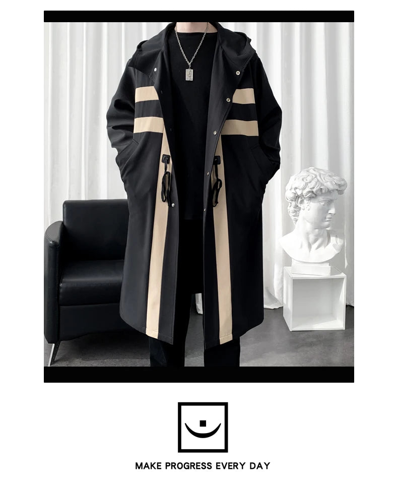 Trench Coat Masculino em Poliéster com Capuz e Acabamento Frivolité