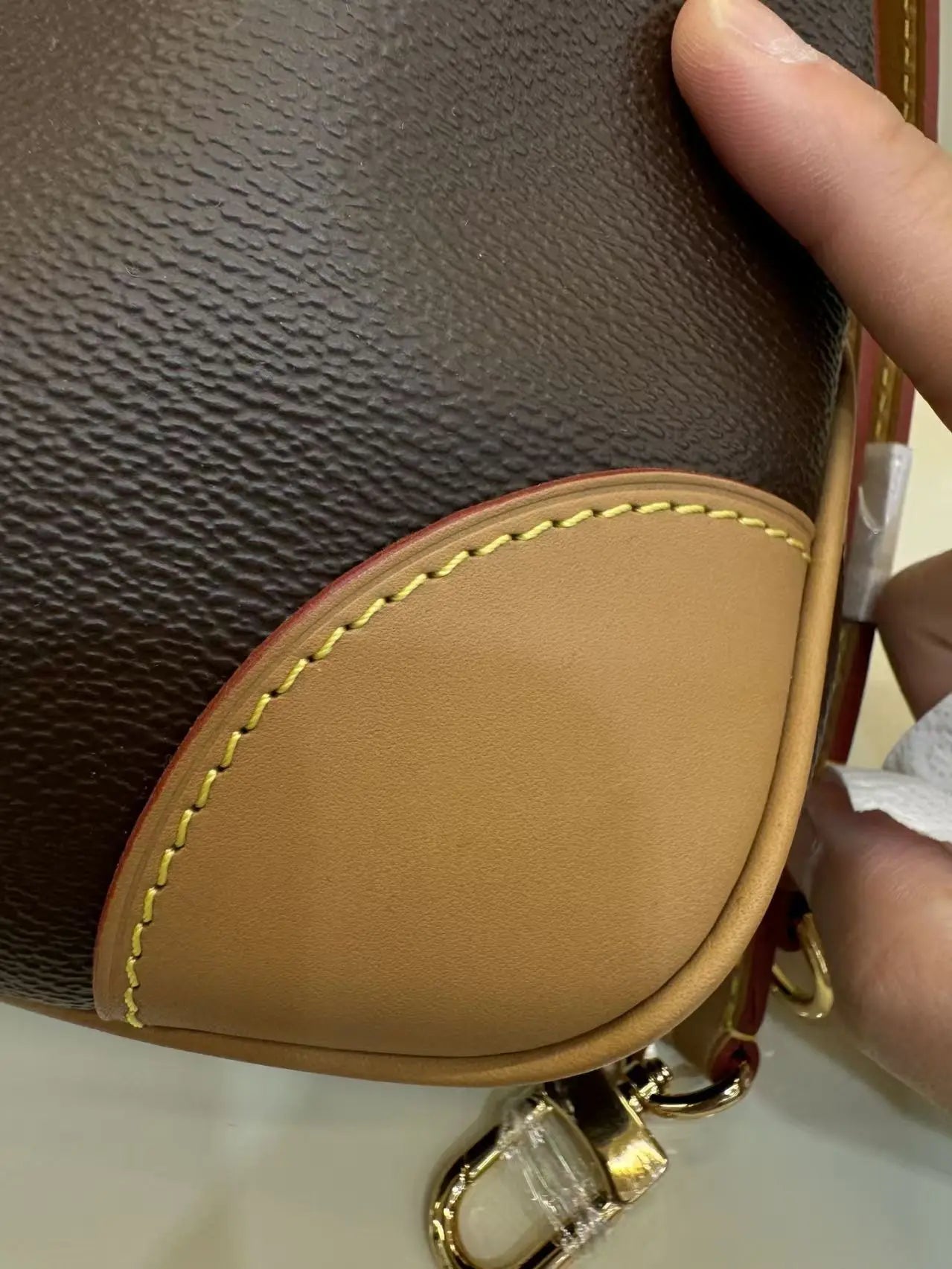 Bolsa Feminina de Couro com Detalhes Luxuosos.