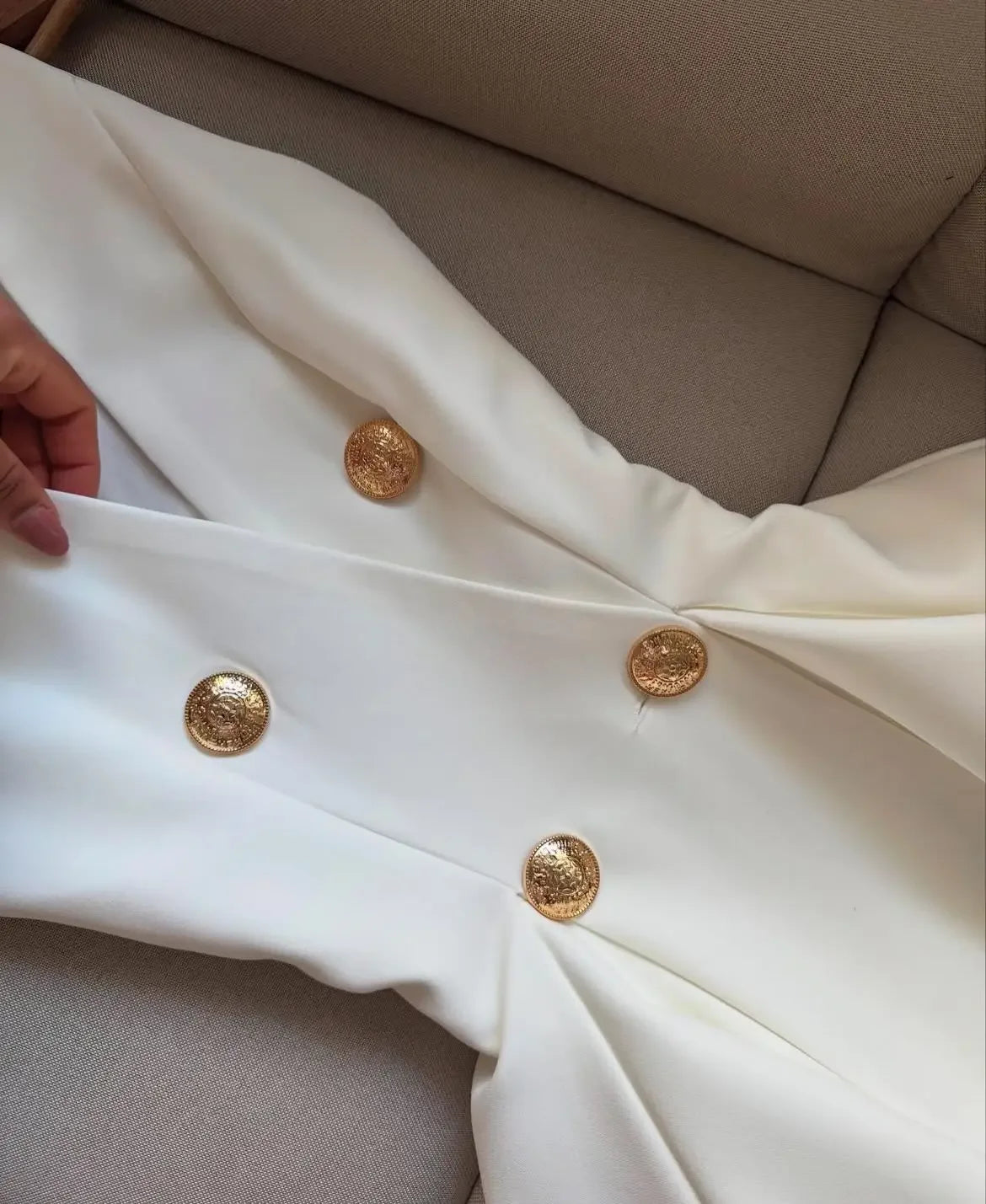 Vestido Mini Cetim Feminino com Decote em V Profundo.