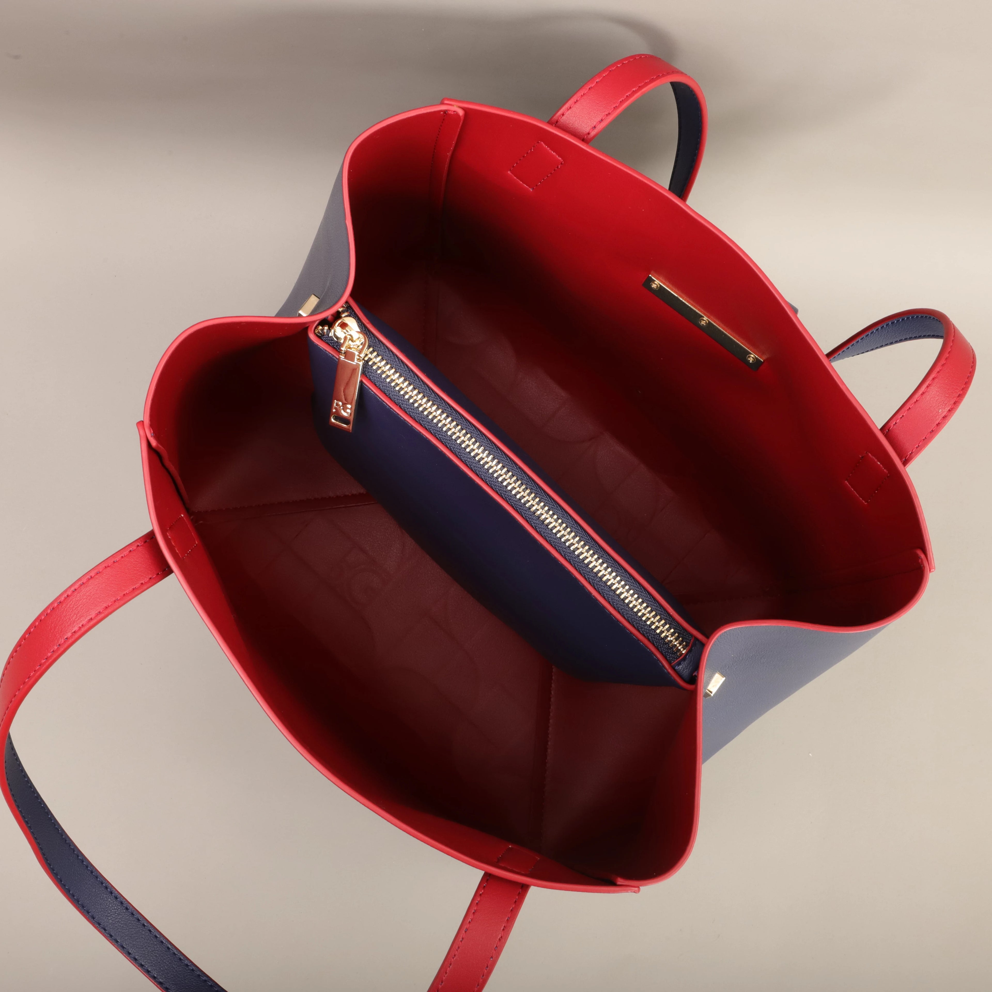 Bolsa Feminina Tipo Balde em Couro PU com Estampa Geométrica.