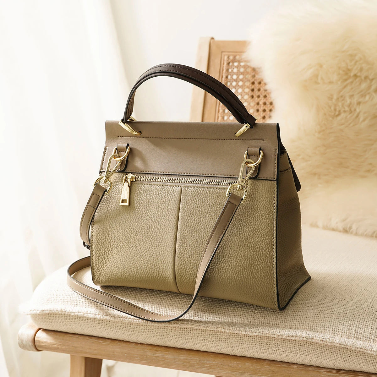 Bolsa Feminina em Couro Legítimo.