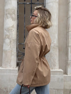 Garb Velluto d’Ottobre – Trench Feminino de Algodão com Gola Alta e Cintura Ajustável.