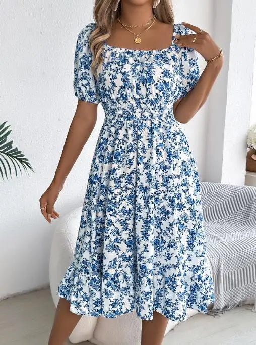 Vestido Feminino Curto Estampado com Decote Quadrado e Mangas Bufantes.