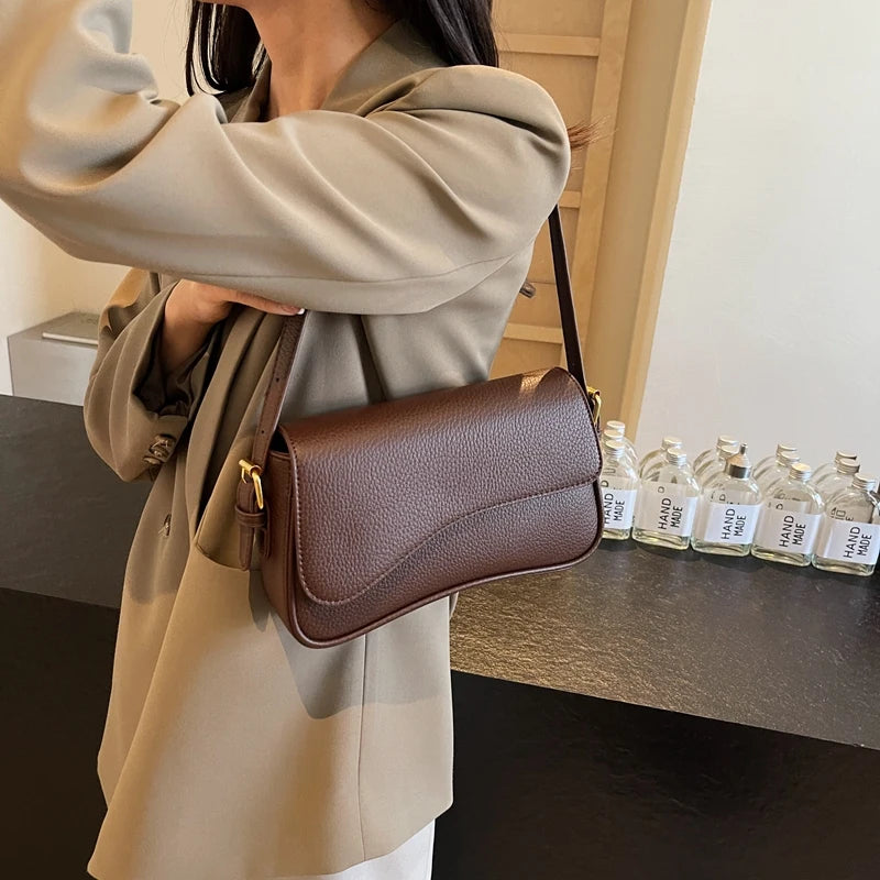 Bolsa transversal MOODS com formas irregulares.