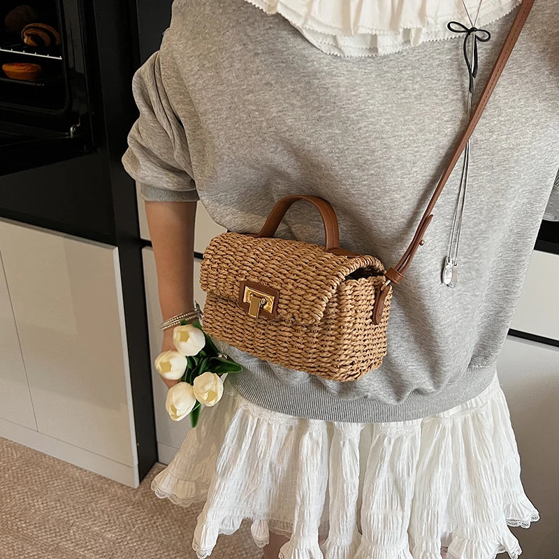 Bolsa Feminina de Palha Natural com Design Minimalista de Verão.