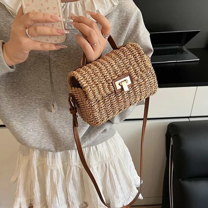 Bolsa Feminina de Palha Natural com Design Minimalista de Verão.