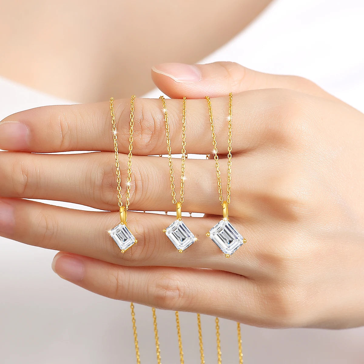 Colar Feminino com Pingente Solitário de Moissanite Lapidação Esmeralda em Ouro 14K.