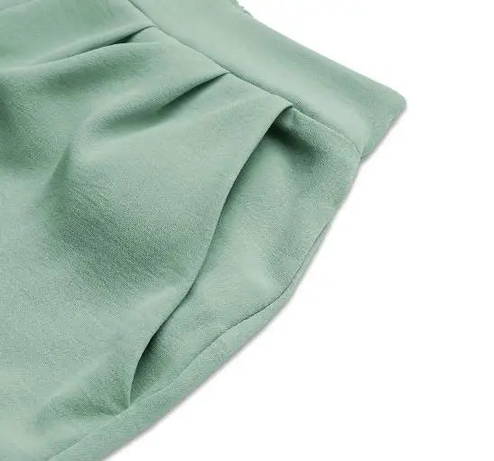 Conjunto Feminino Slim de Verão com Blusa Decote Quadrado e Shorts de Corte Reto.