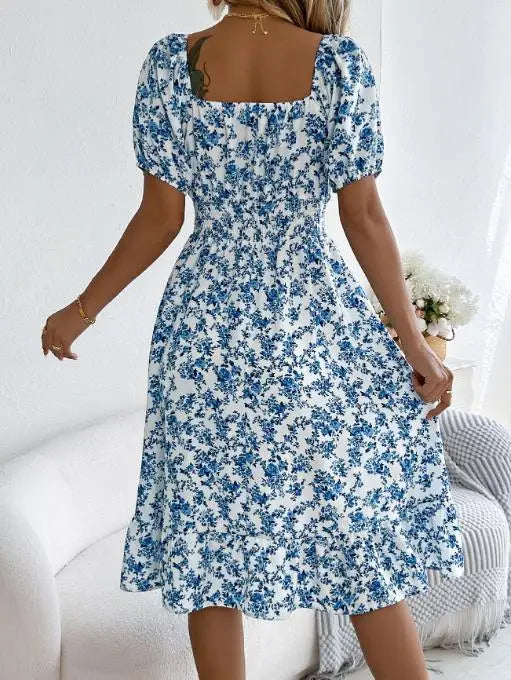 Vestido Feminino Curto Estampado com Decote Quadrado e Mangas Bufantes.