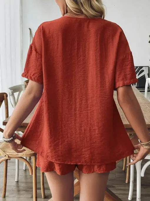 Conjunto Feminino Slim de Verão com Blusa Tricotada e Shorts de Cintura Elástica.