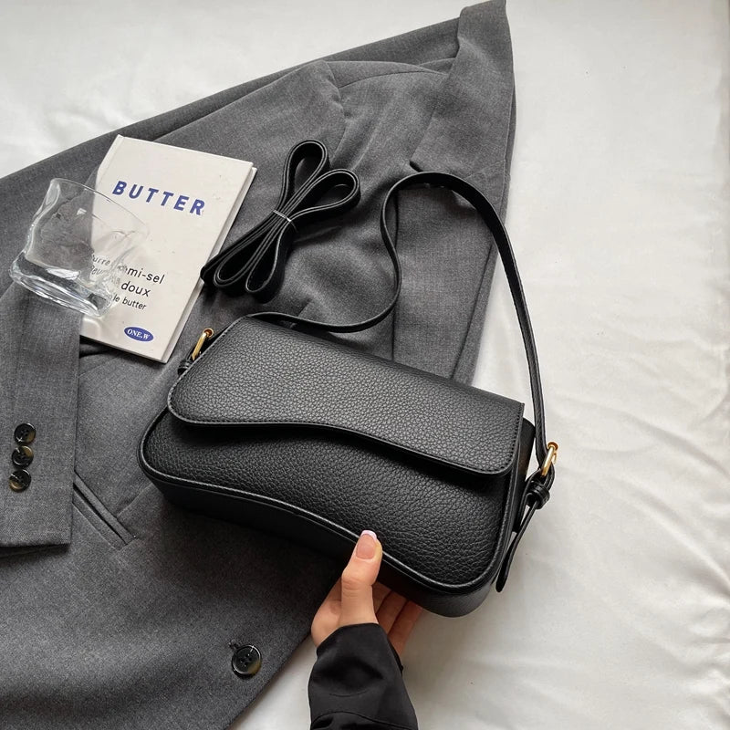 Bolsa transversal MOODS com formas irregulares.