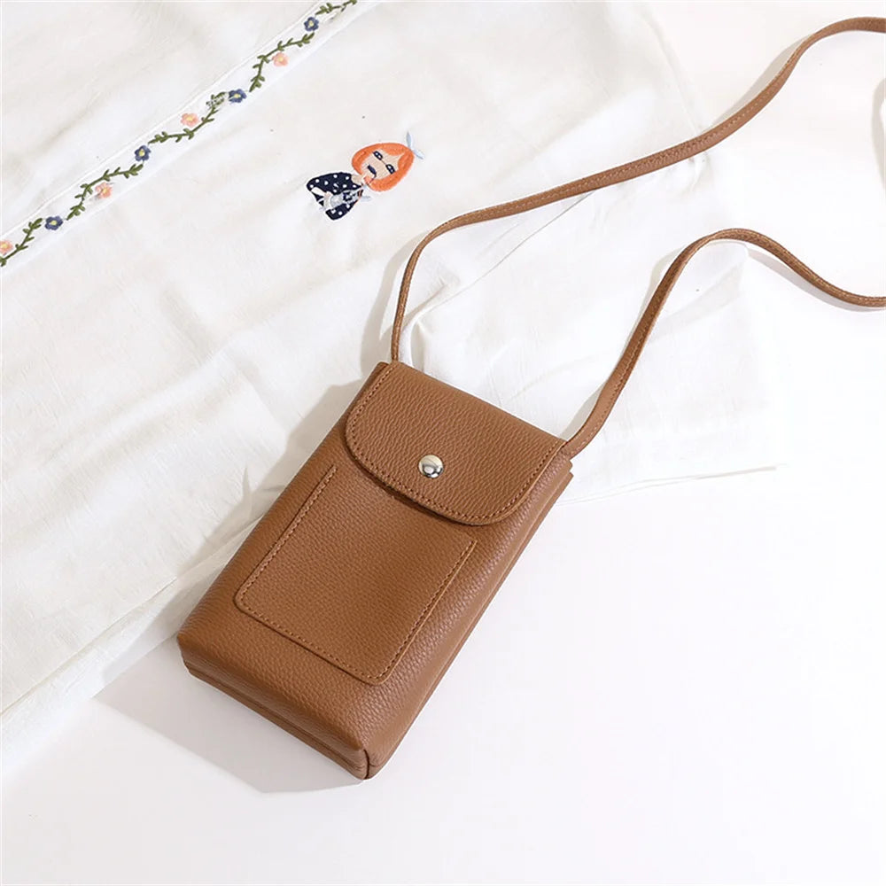 Bolsa Transversal Feminina de Couro Envernizado com Design Envelope Moderno.