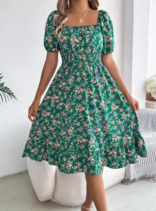 Vestido Feminino Curto Estampado com Decote Quadrado e Mangas Bufantes.