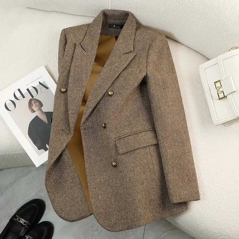 Blazer Feminino em Algodão e Lã com Abotoamento Duplo e Gola Entalhada