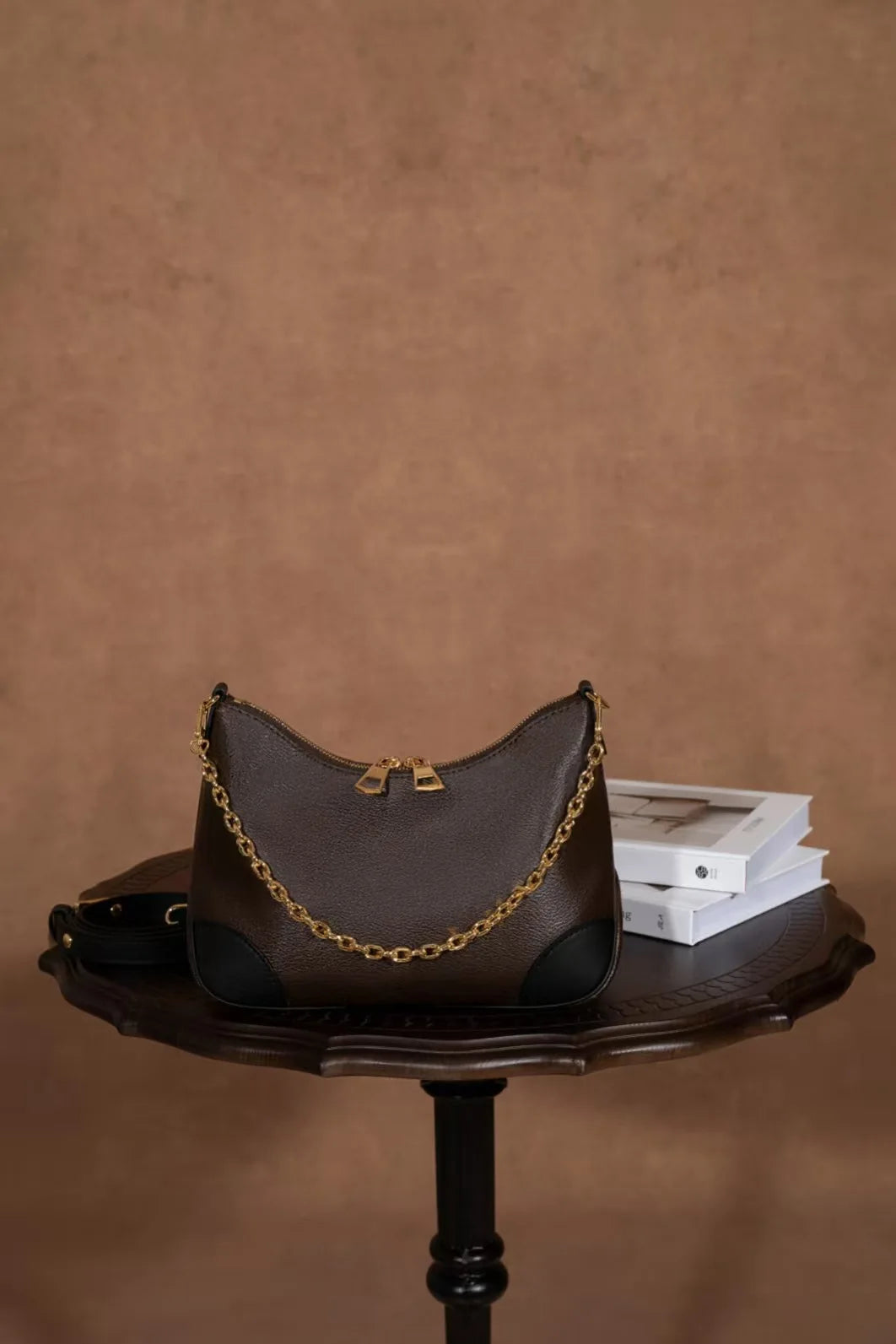 Bolsa Feminina de Couro com Detalhes Luxuosos.