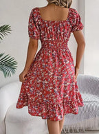 Vestido Feminino Curto Estampado com Decote Quadrado e Mangas Bufantes.