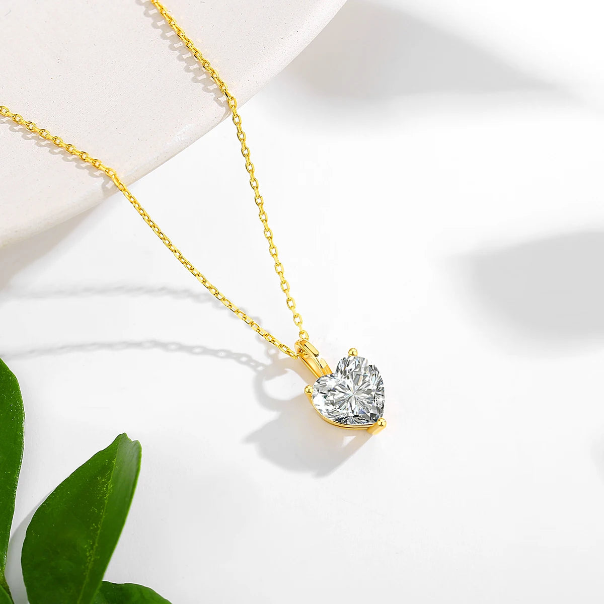 Brincos de Moissanite em Ouro 14K com Lapidação Coração.
