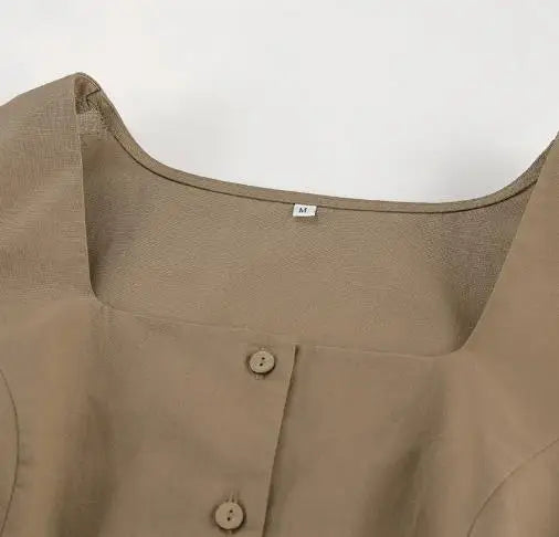 Conjunto Feminino de Verão com Blusa Cropped e Saia Curta em Linha A.