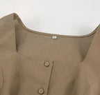 Conjunto Feminino de Verão com Blusa Cropped e Saia Curta em Linha A.