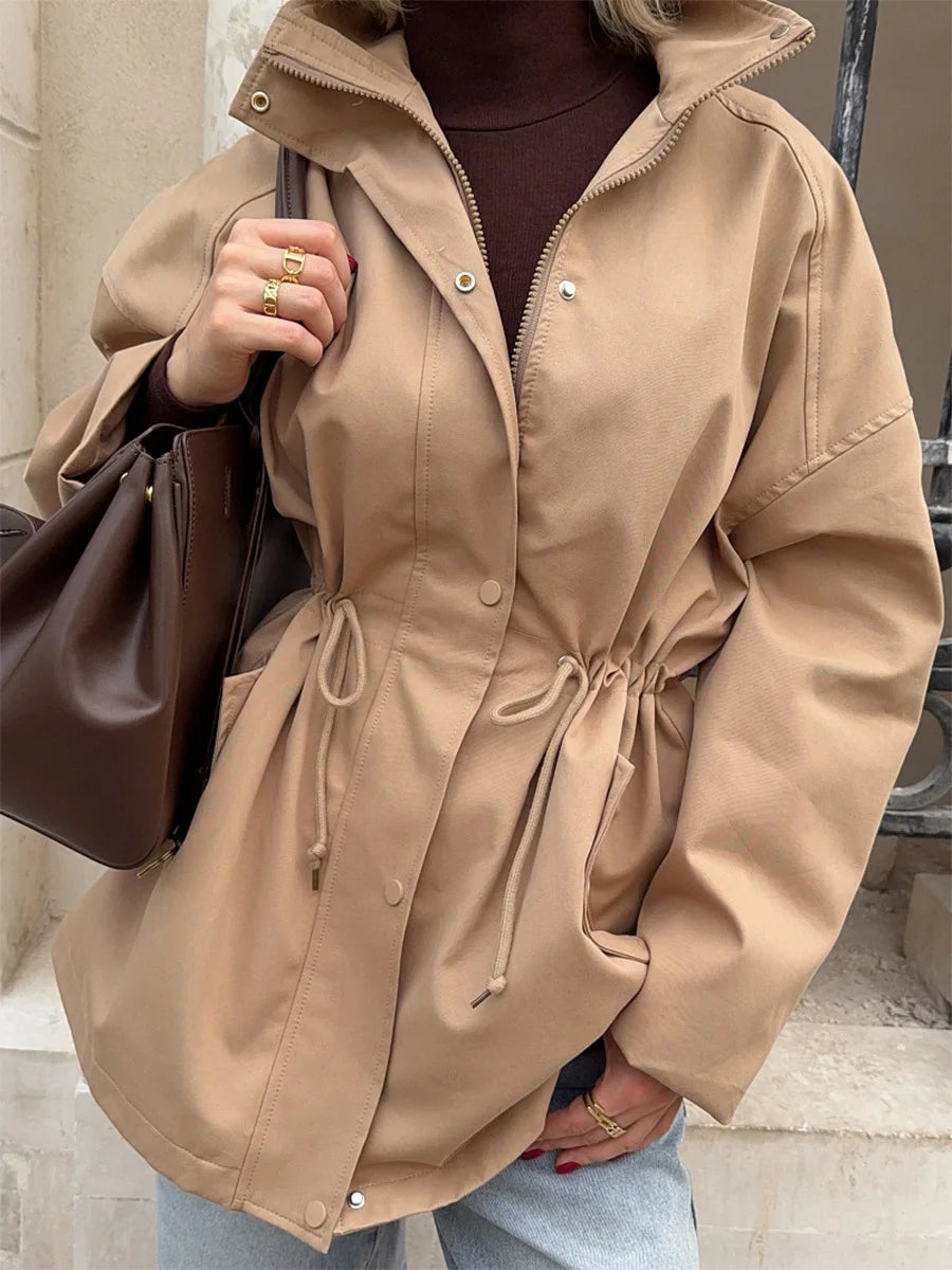 Garb Velluto d’Ottobre – Trench Feminino de Algodão com Gola Alta e Cintura Ajustável.