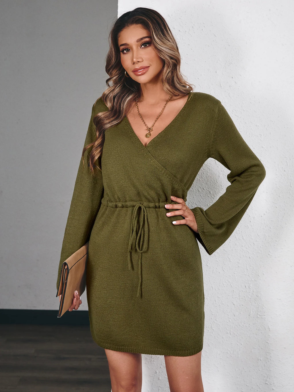 Vestido Feminino Slim com Manga Trompete.