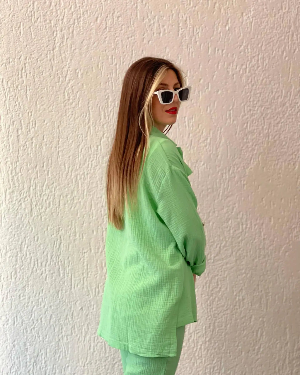 Conjunto Feminino Casual em Algodão, Poliéster e Linho com Camisa Abotoada e Calça Reta.