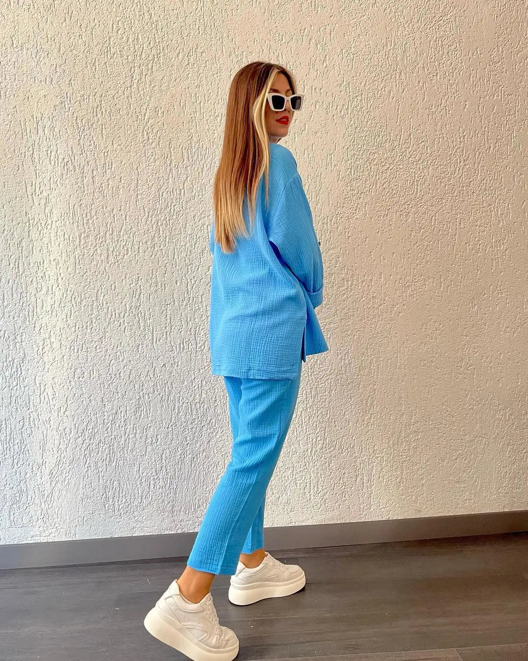 Conjunto Feminino Casual em Algodão, Poliéster e Linho com Camisa Abotoada e Calça Reta.