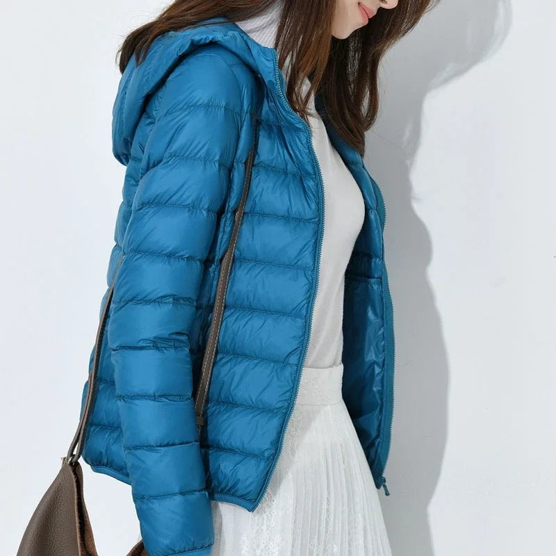 Jaqueta Feminina de Plumas com Capuz Integrado.