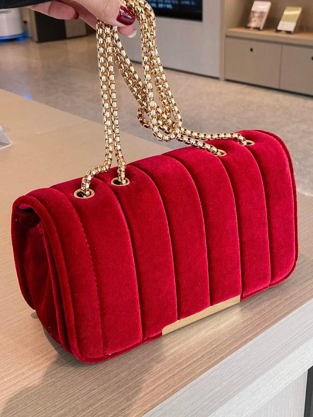 Bolsa Feminina Aba com Detalhes Luxuosos.