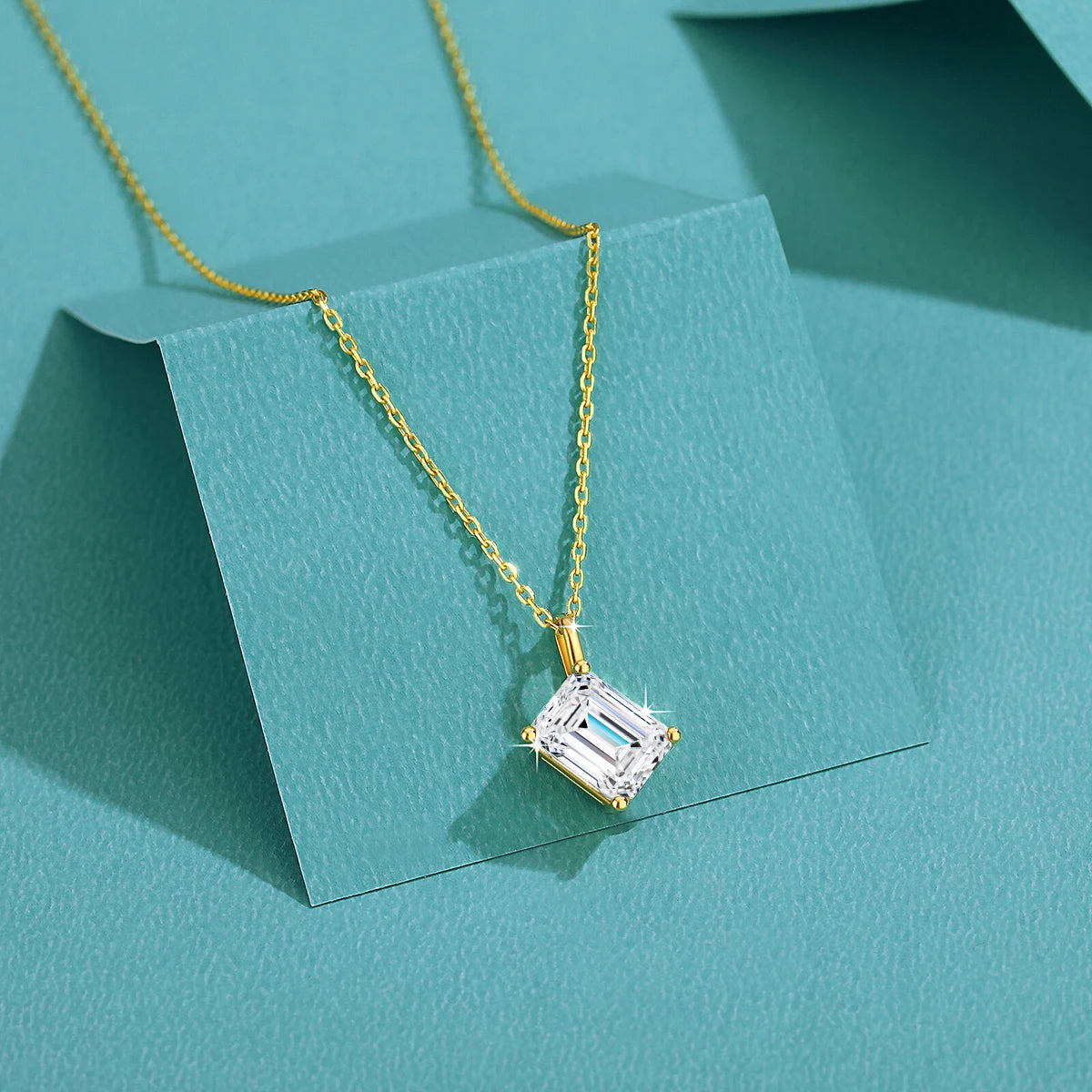 Colar Feminino com Pingente Solitário de Moissanite Lapidação Esmeralda em Ouro 14K.